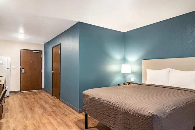 غرفة بسرير كوين مع أريكة، WoodSpring Suites Toledo Maumee 1/5