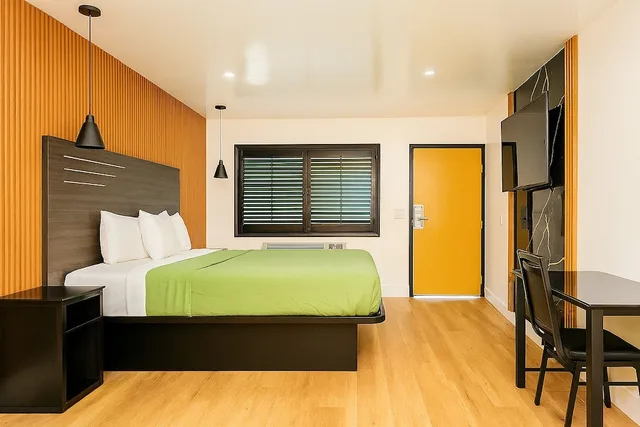 غرفة ديلوكس مفردة بسرير كينج، Casa Blanca Hotel & Suites Azusa 2/4
