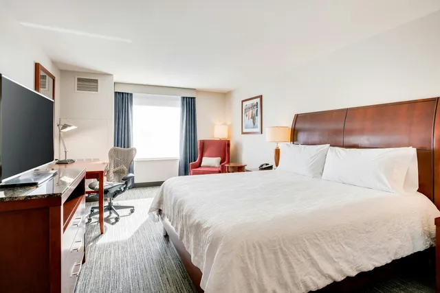 غرفة بسرير كينج، Hilton Garden Inn Milwaukee Airport 1/2