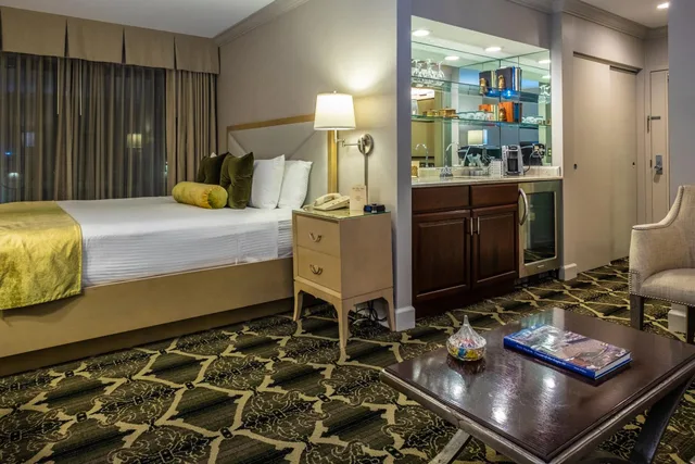 جناح بسرير كينج بشرفة، Bell Tower Hotel 3/3