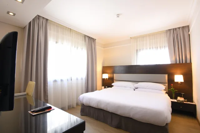 جناح بسرير كينج للمدخنين، Ramada By Wyndham Downtown Beirut 1/3