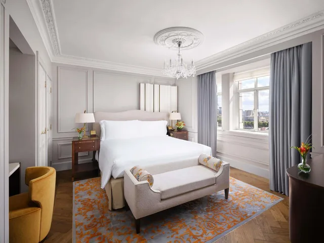 جناح بسريرين كينج، The Savoy Hotel 1/3