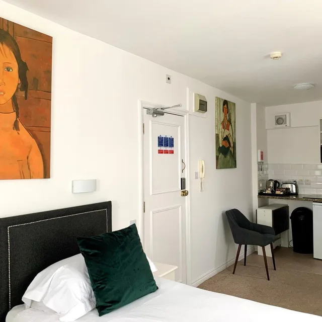 غرفة بسريرين منفصلين بمطبخ صغير، Sarum Hotel 4/10