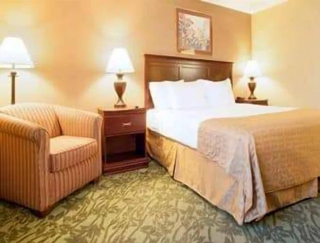 Room, Queen Bed, Baymont by Wyndham Battle Creek/I-94 1/2