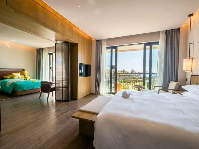 غرفة عائلية بسرير كينج بإطلالة جزئية على البحر، Marriott Yalong Bay 1/3