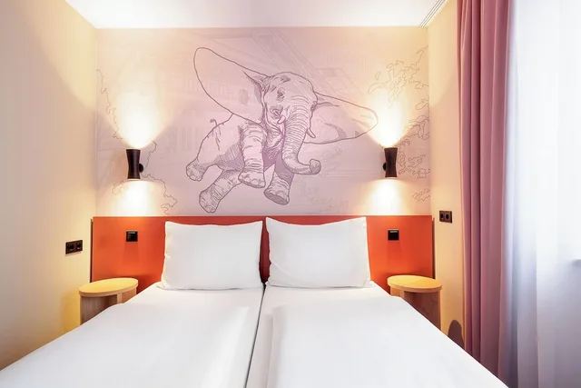 Basic, Twin Beds, Street View، McDreams Hotel Wuppertal City 1/3