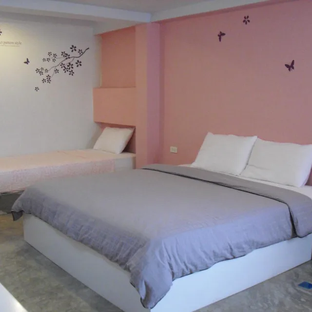 غرفة ثلاثية، Dozy House 1/8