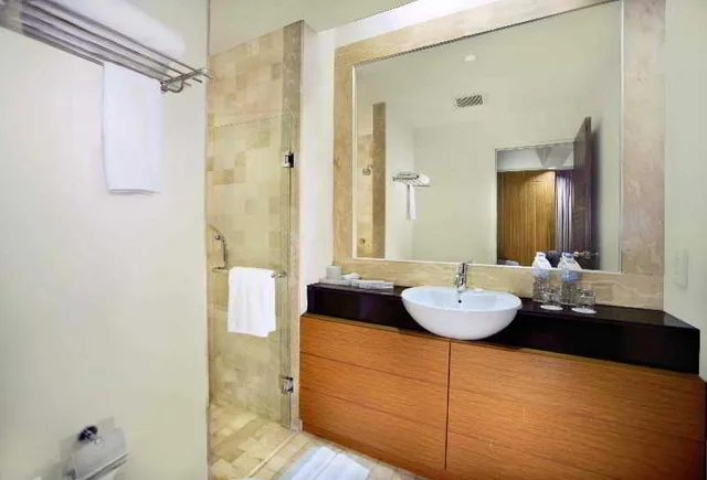 غرفة ديلوكس، Golden Tulip Balikpapan Hotel and Suites 2/2