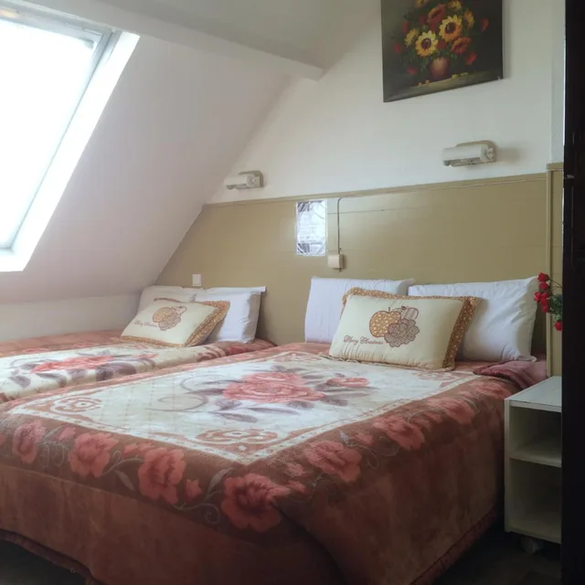 غرفة ثلاثية، Hotel Paris Star 2/10