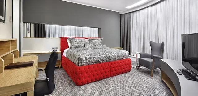 جناح عائلي ركني بسرير كينج وسريرين منفصلين للمدخنين، Ramada Plaza by Wyndham Eskisehir 2/3