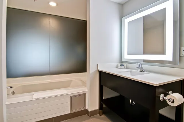استوديو بسرير كينج بحوض جاكوزي، Towneplace Suites Kincardine 4/4