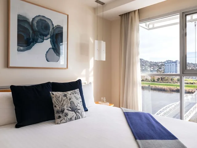 Suite, Double Bed, River View, Sofa, Peppers Seaport Launceston 6/9