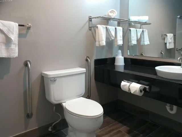 2 Queen Beds - Mobility Access Tub Nsmk، Motel6 Winslow, AZ 7/10