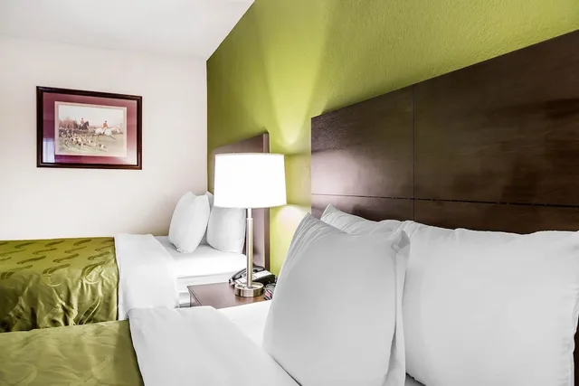 غرفة قياسية بسريرين مزدوجين، Quality Inn Culpeper VA 2/6