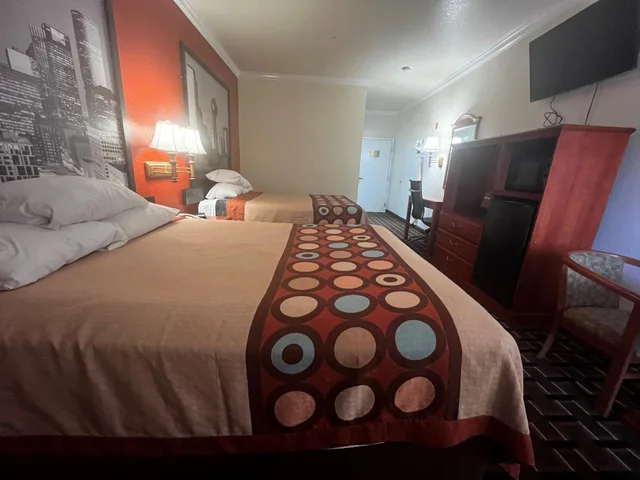 غرفة بسريرين كوين بحوض استحمام لذوي الإعاقة، Super 8 By Wyndham Brookshire Tx 3/10