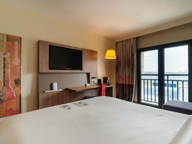 غرفة سوبيريور بسرير مزدوج بإطلالة على البحر، Novotel Istanbul Bosphorus Hotel 9/10