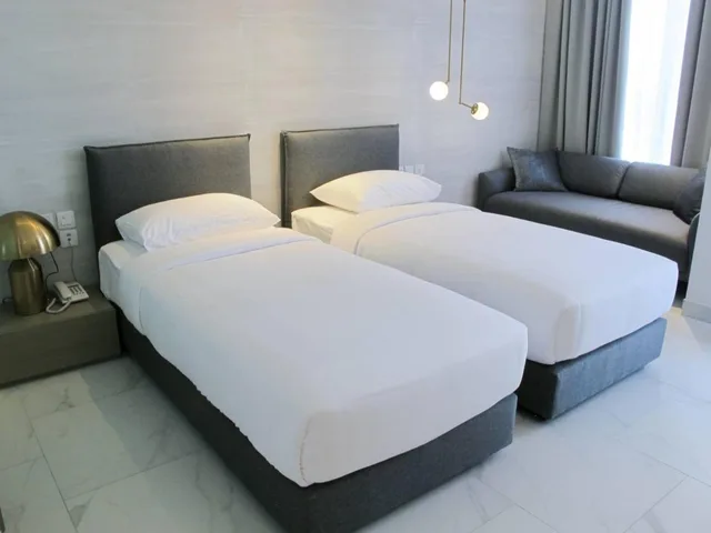 غرفة بسريرين منفصلين بشرفة، Ashley Hotel BKK 1/2