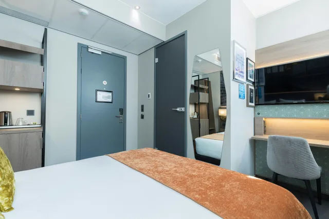 Comfort, Double Bed, Partial View, Leonardo Hotel Amsterdam Museum Quarter 1/4