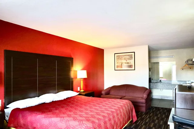 غرفة بسرير كينج، Rodeway Inn Pauls Valley 1/3