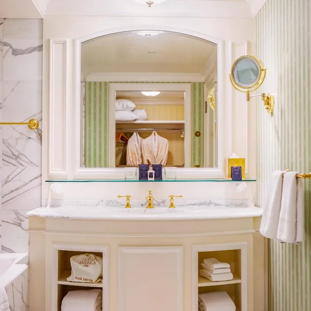 غرفة بريميوم بسرير كينج، The Grand America Hotel 6/6