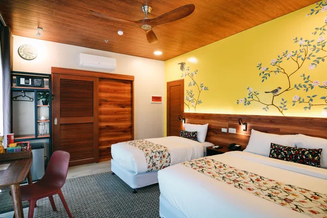 Classic, Lodge, 1 Queen and 1 Single Bed، Kimberly Tagaytay Hotel 2/3