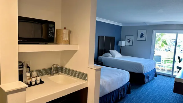 Executive, 2 Queen Beds, Hot Tub, Balcony, Pacific Inn 5/6