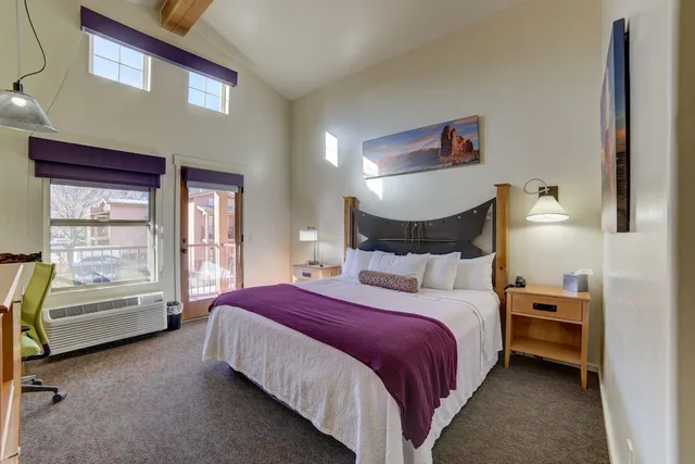 Standard, King Bed, Gonzo Inn 2/5