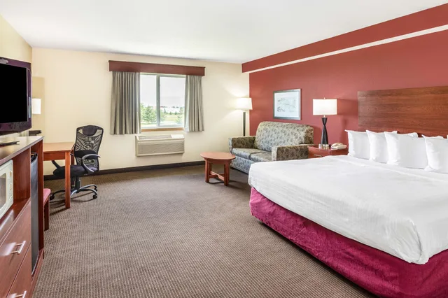 غرفة قياسية بسرير كينج مع أريكة، SureStay Plus Hotel by Best Western Litchfield 1/8