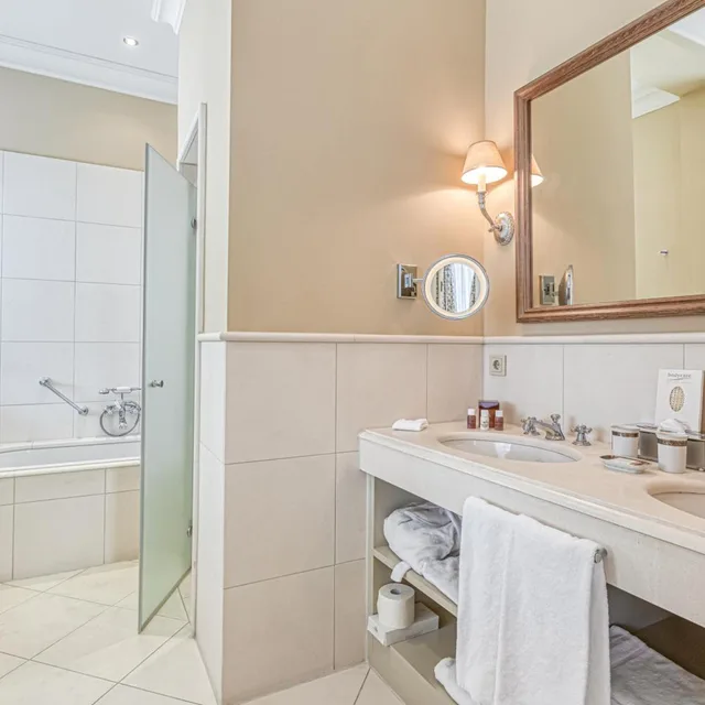 غرفة ديلوكس بسرير مزدوج بجاكوزي، WALD AND SCHLOSSHOTEL FRIEDRICHSRUHE 7/8