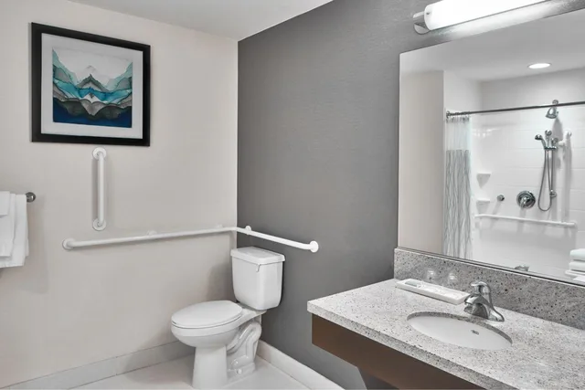 غرفة بسريرين كوين بحوض استحمام في طابق مرتفع لذوي الإعاقة، Courtyard Marriott City Center 2/4