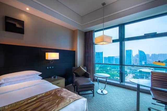 غرفة ديلوكس بسريرين مزدوجين بإطلالة على المدينة، Renaissance Guiyang Hotel 2/7