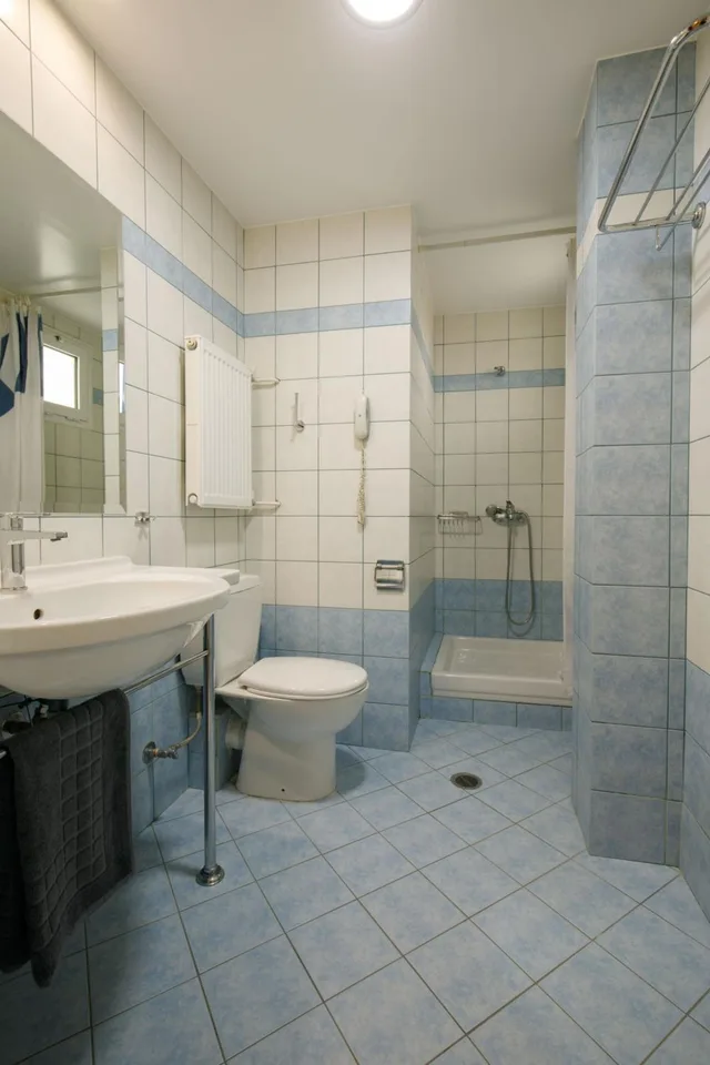 غرفة مفردة، Athina 5/5