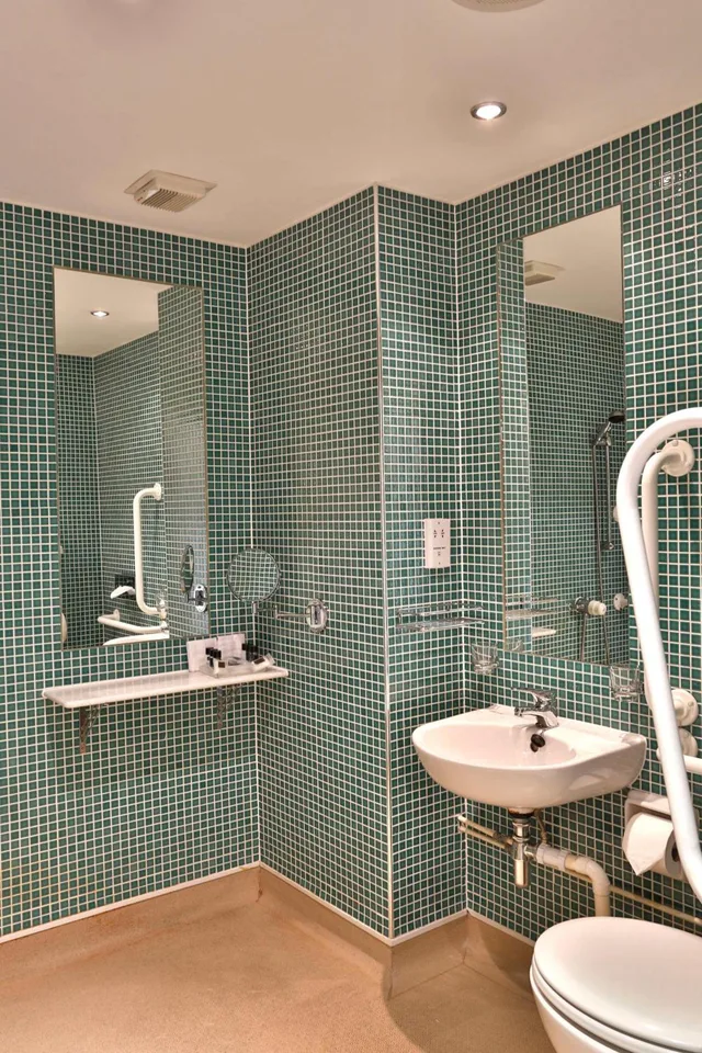 غرفة قياسية بسريرين منفصلين لذوي الإعاقة، Yew Lodge Hotel East Midlands Airport 3/3