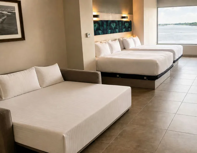 غرفة عائلية بسرير كينج مع أريكة، DoubleTree by Hilton Guayaquil 1/6