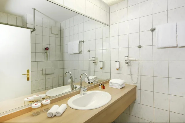 غرفة عائلية مع أريكة، H+ HOTEL WIESBADEN NIEDERNHAUSEN 7/9