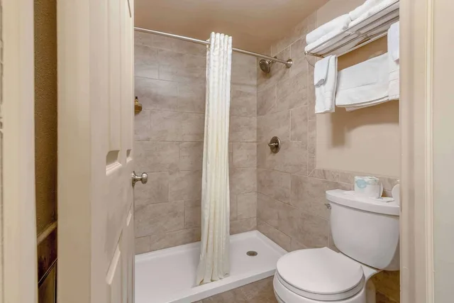 غرفة قياسية بسريرين كوين يُسمح فيها بالحيوانات الأليفة، Best Western Plus Concord Inn 3/7