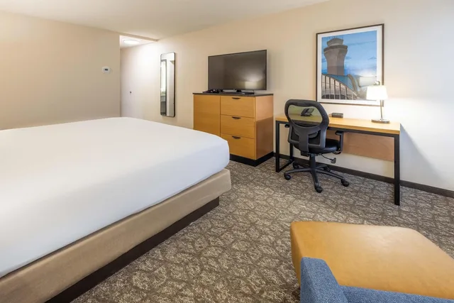 غرفة بسرير كينج، Drury Inn and Suites St Louis Airport 1/9
