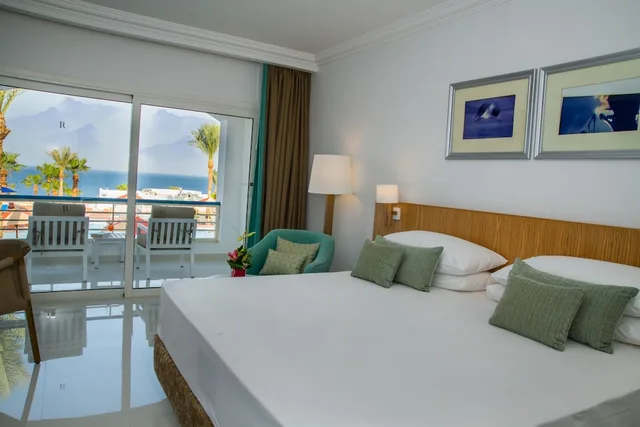 غرفة بريميوم بسرير كينج بإطلالة على البحر بشرفة، Renaissance Sharm El Sheikh Golden View Beach Resort 2/8