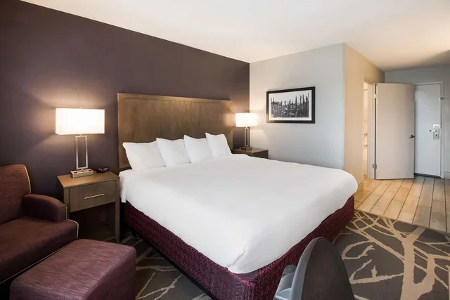 Room, King Bed, Bathtub, Accessible, Best Western Mcminnville Inn 2/4
