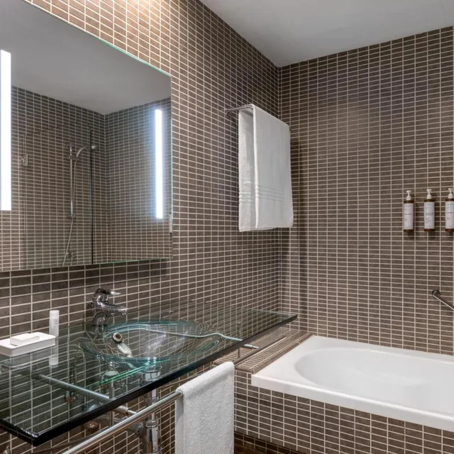 Guest Room, Standard, Queen Bed, AC Hotel by Marriott Madrid Airport 4/4