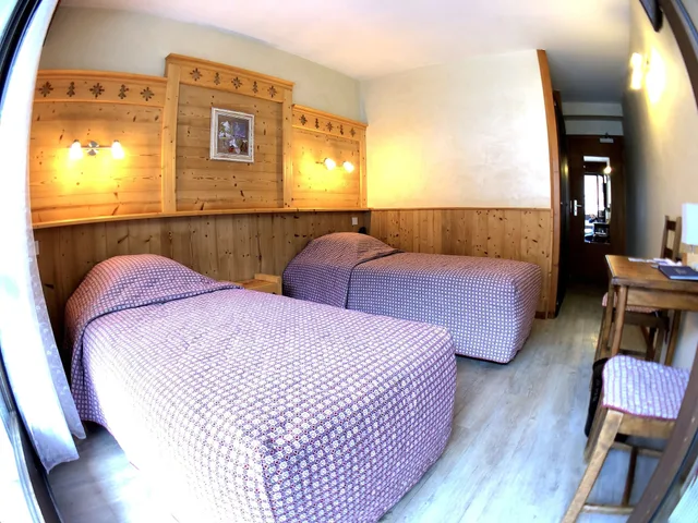 غرفة كلاسيكية بسريرين منفصلين بشرفة، Hotel Le Soly Varnay 3/7