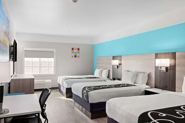 Family, Triple, 3 Queen Beds, La Quinta Inn Suites Raymondville 3/10