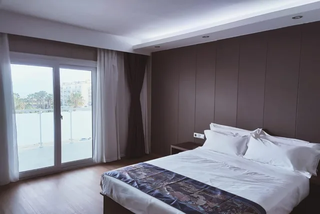 غرفة ديلوكس بسرير مزدوج بإطلالة على البحر، Hotel Nueva Europa 1/5