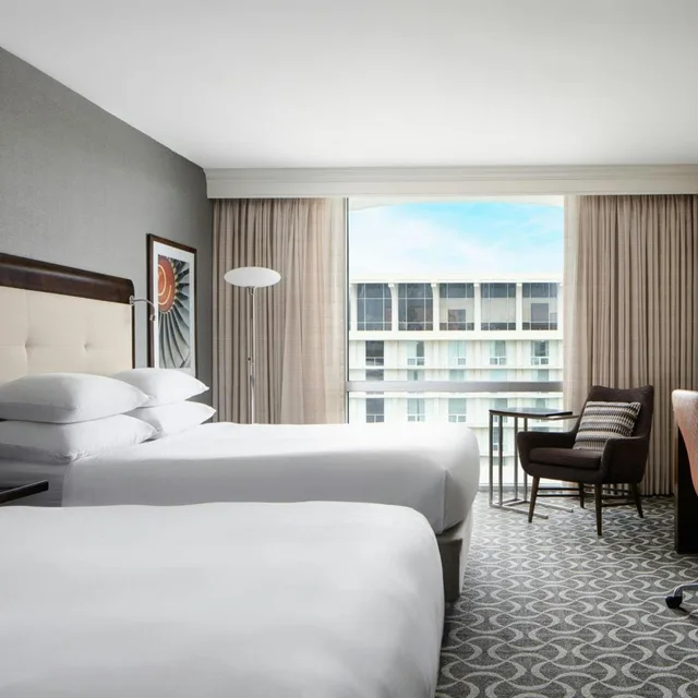Guest Room, Executive, 2 Double Beds, East Tower، Marriott St. Louis Airport 1/10