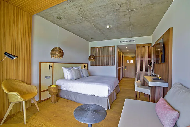 جناح جونيور بسرير كينج بإطلالة على البحر بشرفة مع أريكة، Golden Tulip Porto Vecchio 5/10