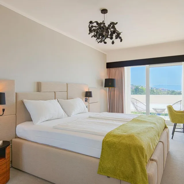 Superior, Double Bed, Two Extra Beds, Side Sea View, 2 Sofa, Balcony، Hotel Omorika Crikvenica 2/10
