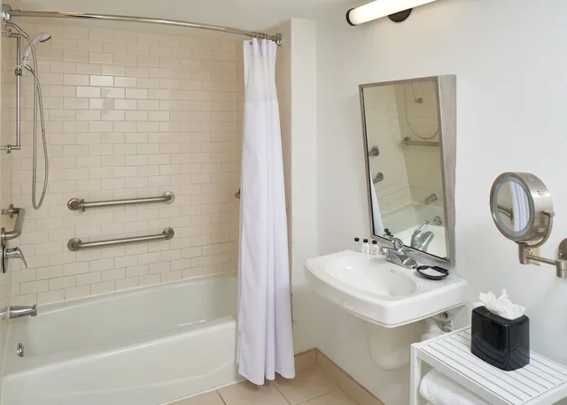 جناح بسرير كينج بغرفة نوم واحدة لذوي الإعاقة، CROWNE PLAZA MELBOURNE OCEANFRONT 3/5