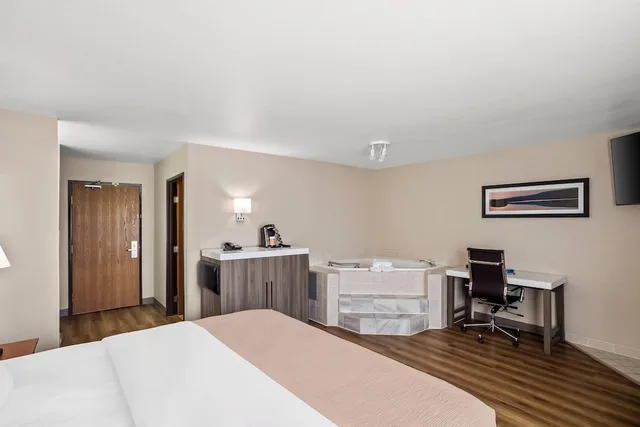 جناح بسرير كينج بحوض جاكوزي، Quality Inn Port Orchard, WA 1/10