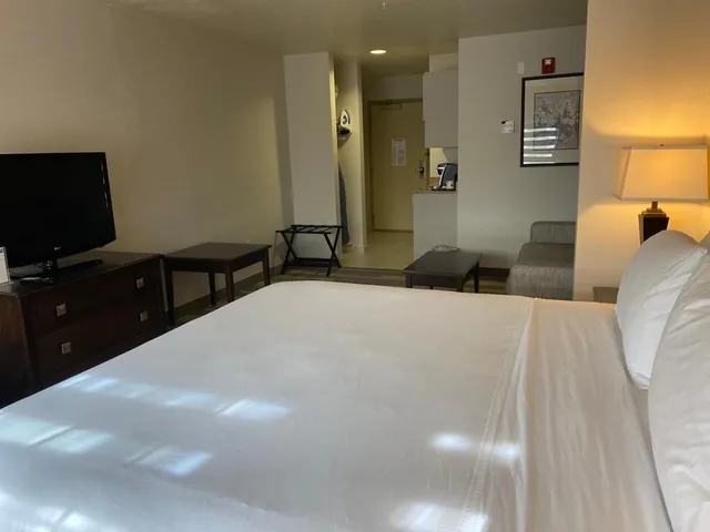 غرفة ديلوكس بسرير كينج لذوي الإعاقة، Hotel Marguerite Anaheim/Garden Grove, Trademark Collection 6/10