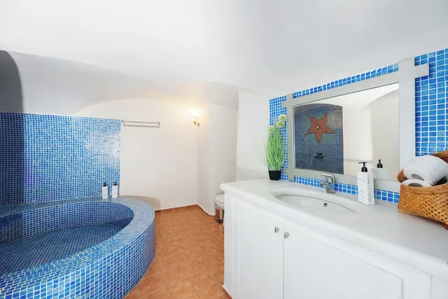Grand, Suite, Double and Twin Beds, Caldera View, Kastro Suites 9/10